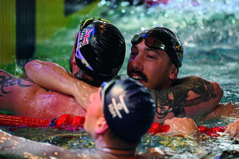 Nageurs s'enlaçant après une course, illustrant l'esprit de respect et de camaraderie des Invictus Games.