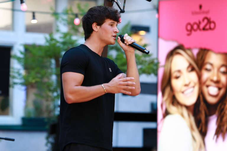 Jeune chanteur en live performance pendant l’événement got2b.