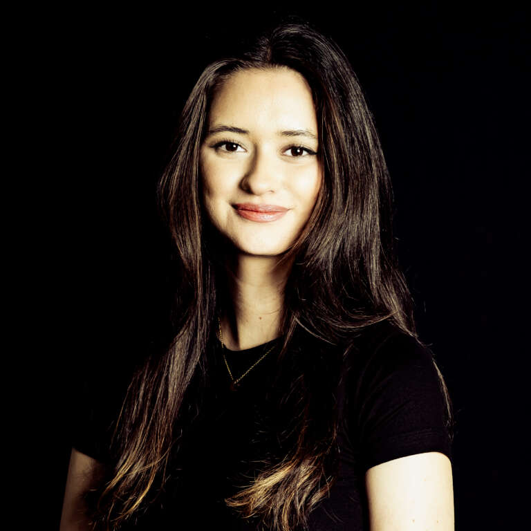 Portrait d’une membre de l’équipe projet The Oval Office (fond noir)