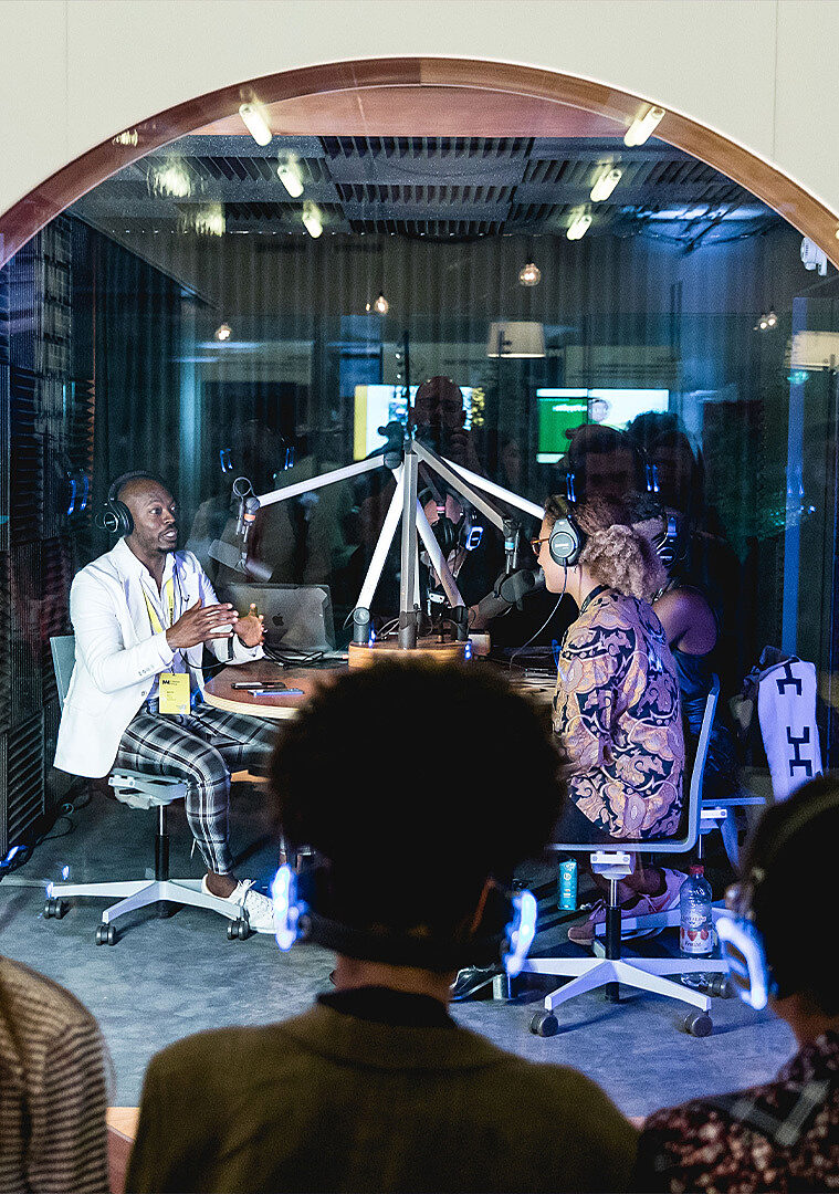 Enregistrement en direct d’un podcast avec invités et public.