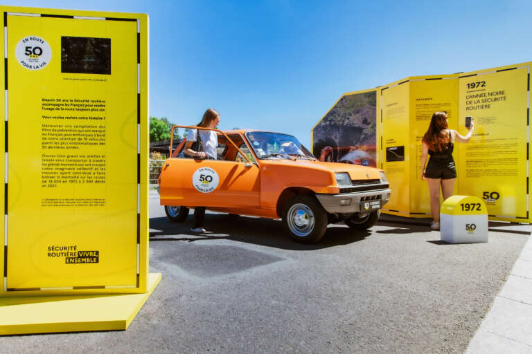 Une Renault 5 orange au cœur de l’exposition sur l’évolution de la sécurité routière depuis 1972.