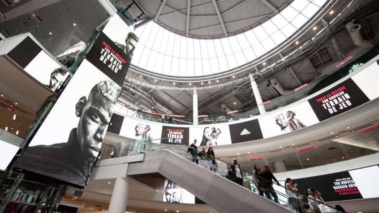Vue spectaculaire des écrans géants Adidas à La Défense lors du lancement de la campagne "Reprends le terrain de jeu".