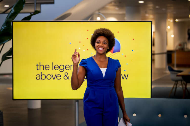 Animatrice en plateau lors de l’émission "Above & Beyond".