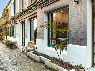 OVAL's Paris office, located at 28 avenue de Saint-Ouen