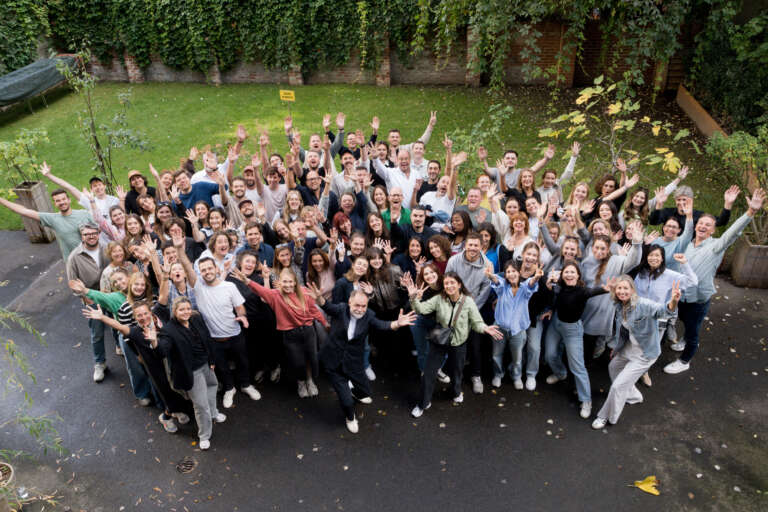 Photo de groupe des équipes de l’agence Oval, prise lors d’un moment fort de cohésion en convention interne